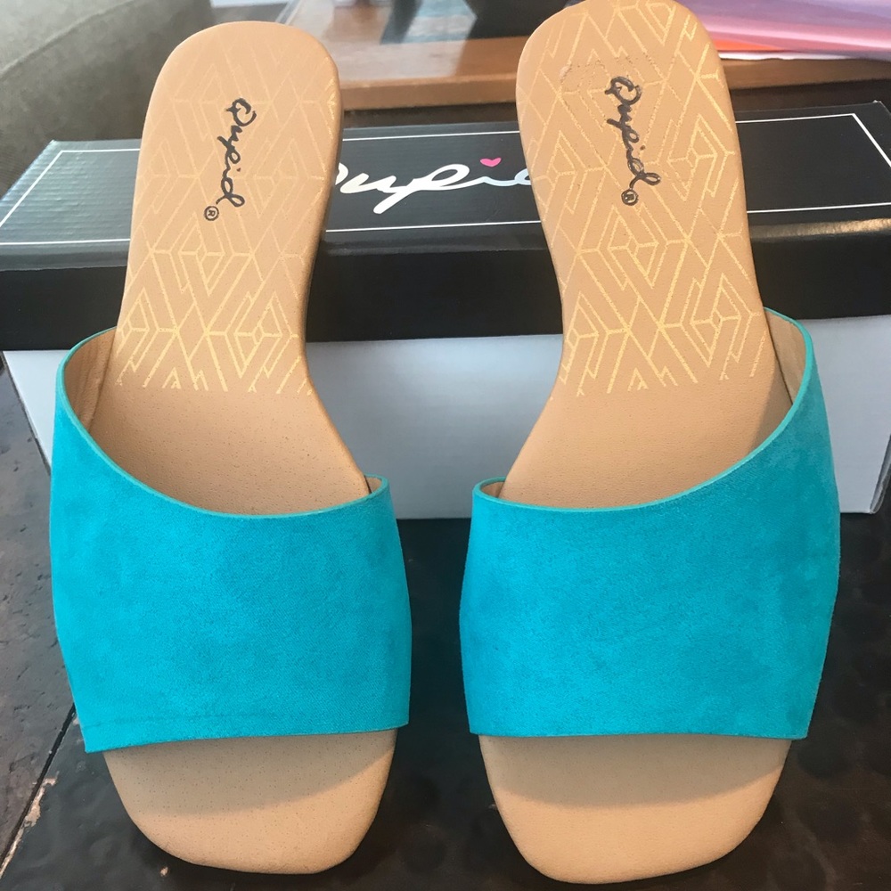 Size 5.5 turquoise slides.